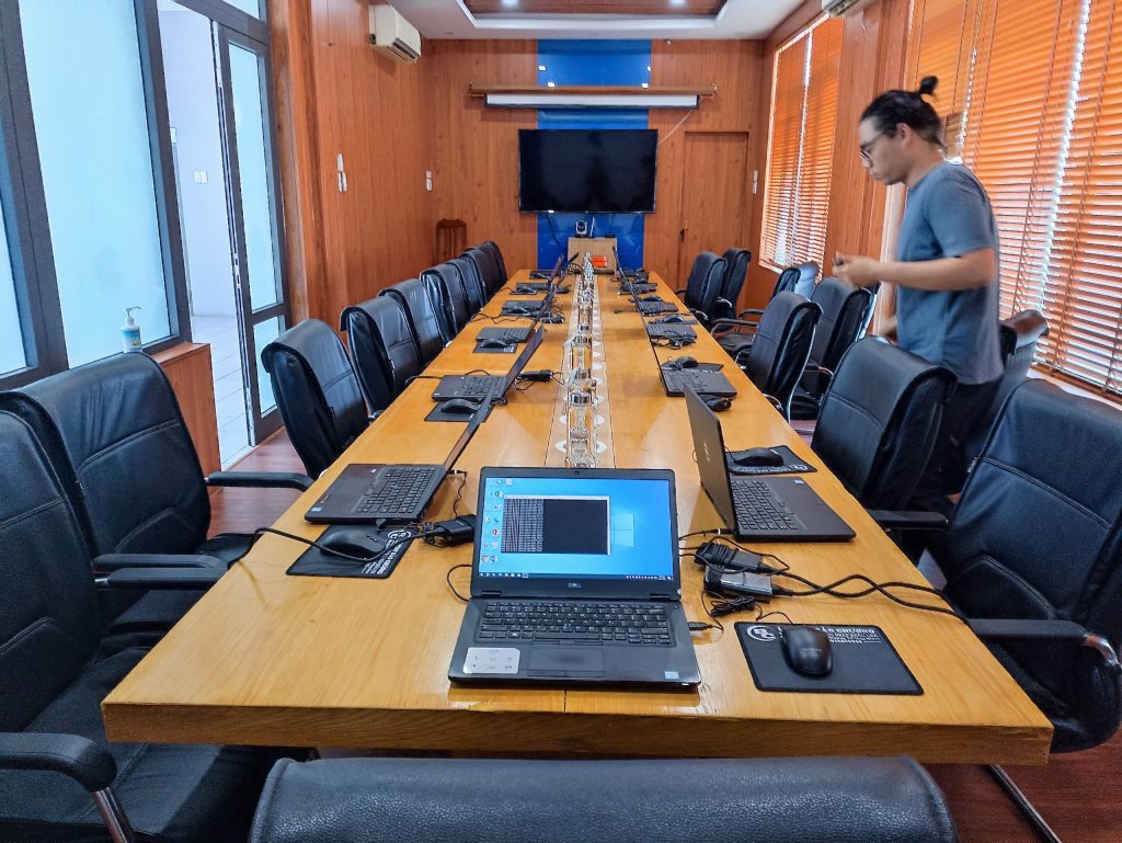 setup phòng họp cho khách, số lượng máy đồng bộ làm cho phòng họp quý khách đẳng cấp và sang trọng