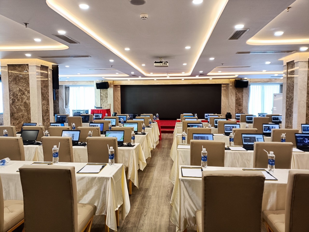 cho thuê số lượng đồng bộ, làm cho phòng họp sang trọng và đẳng cấp hơn
